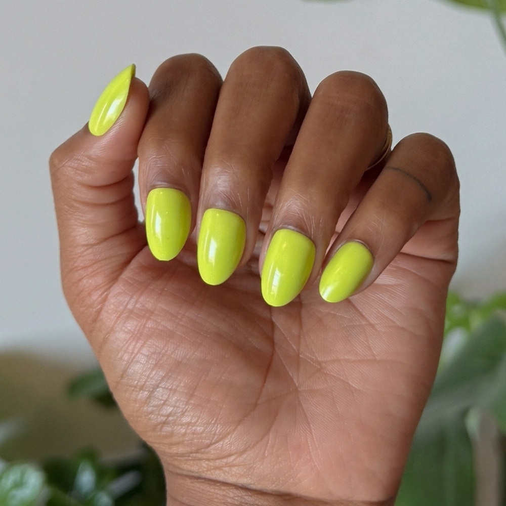 🔴 Glamnetic Lime Green Short Oval Press-On Nails